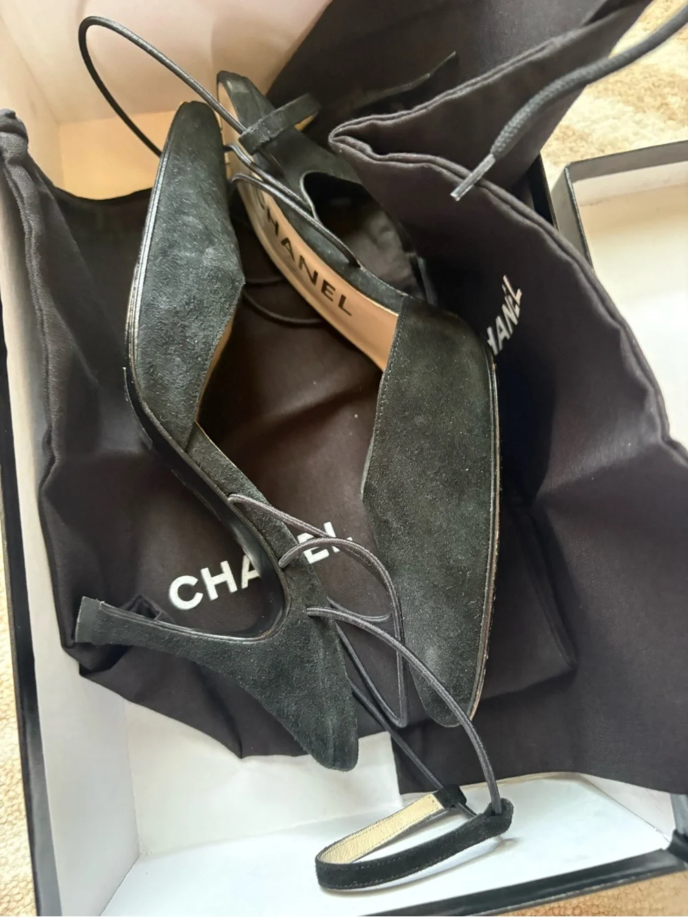 CHANEL elegant pointed